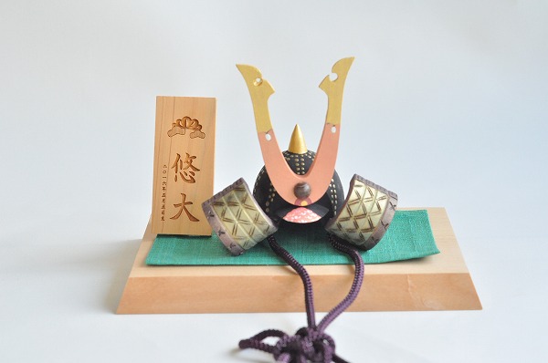 《木札付き》《2026年節句お届け》 五月人形 松谷伸吉 彩色兜セット・小