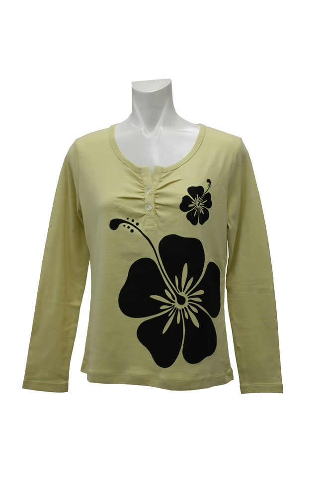 ジャスミンイエロ－地に大きなブラックのハイビスカス模様の暖かい長袖。着やすい前ボタンがうれしい。