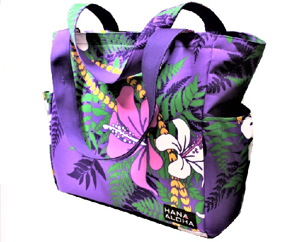 華やかな紫地に白とピンクのハイビスカス。山吹色のチェ－ンがアクセントのポケットいっぱいの大型バッグ