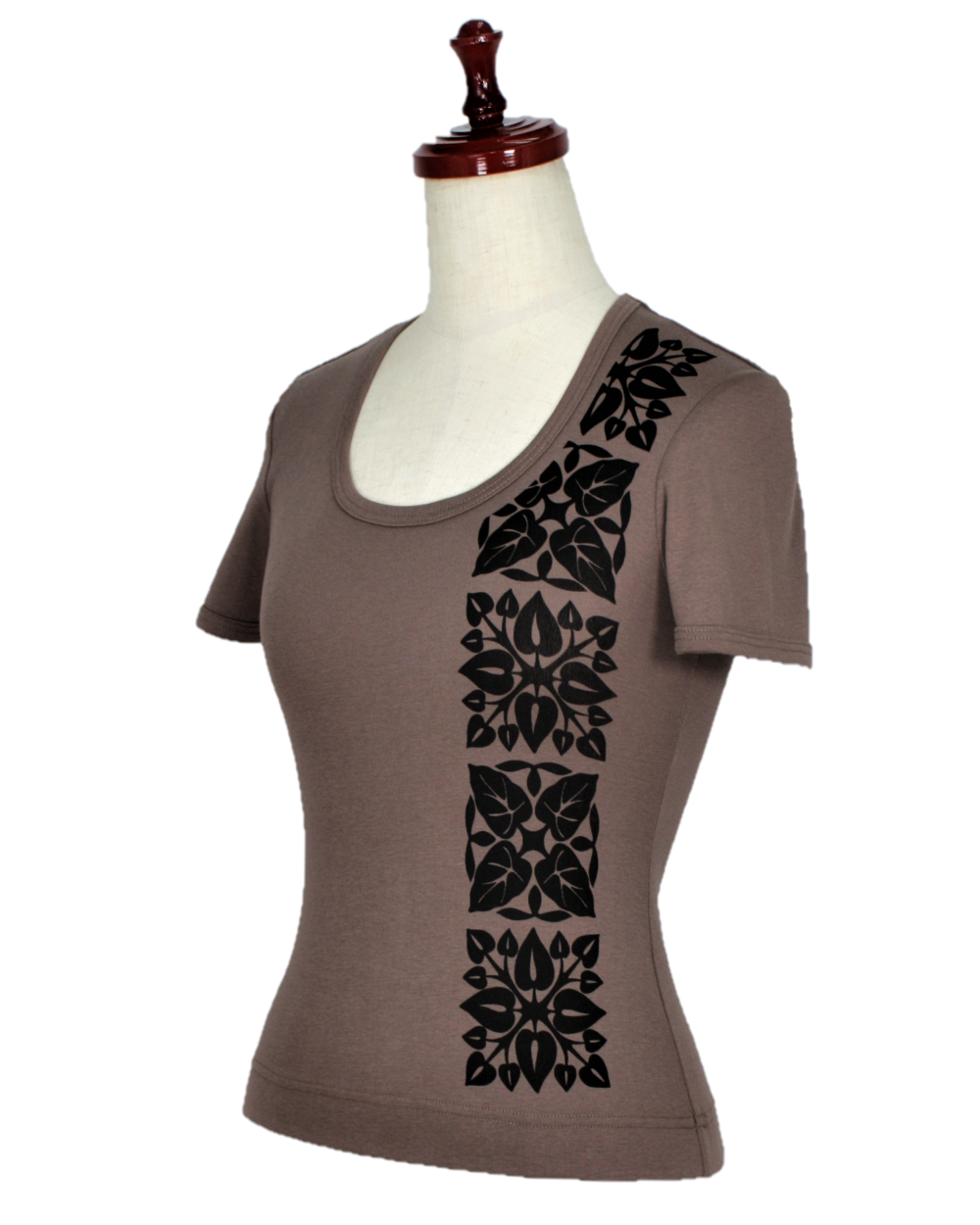 ダ－クロ－ズグレ－地に、ブラックのハワイアンキルトのボーダ－柄。肌ざわりの良いTシャツです。