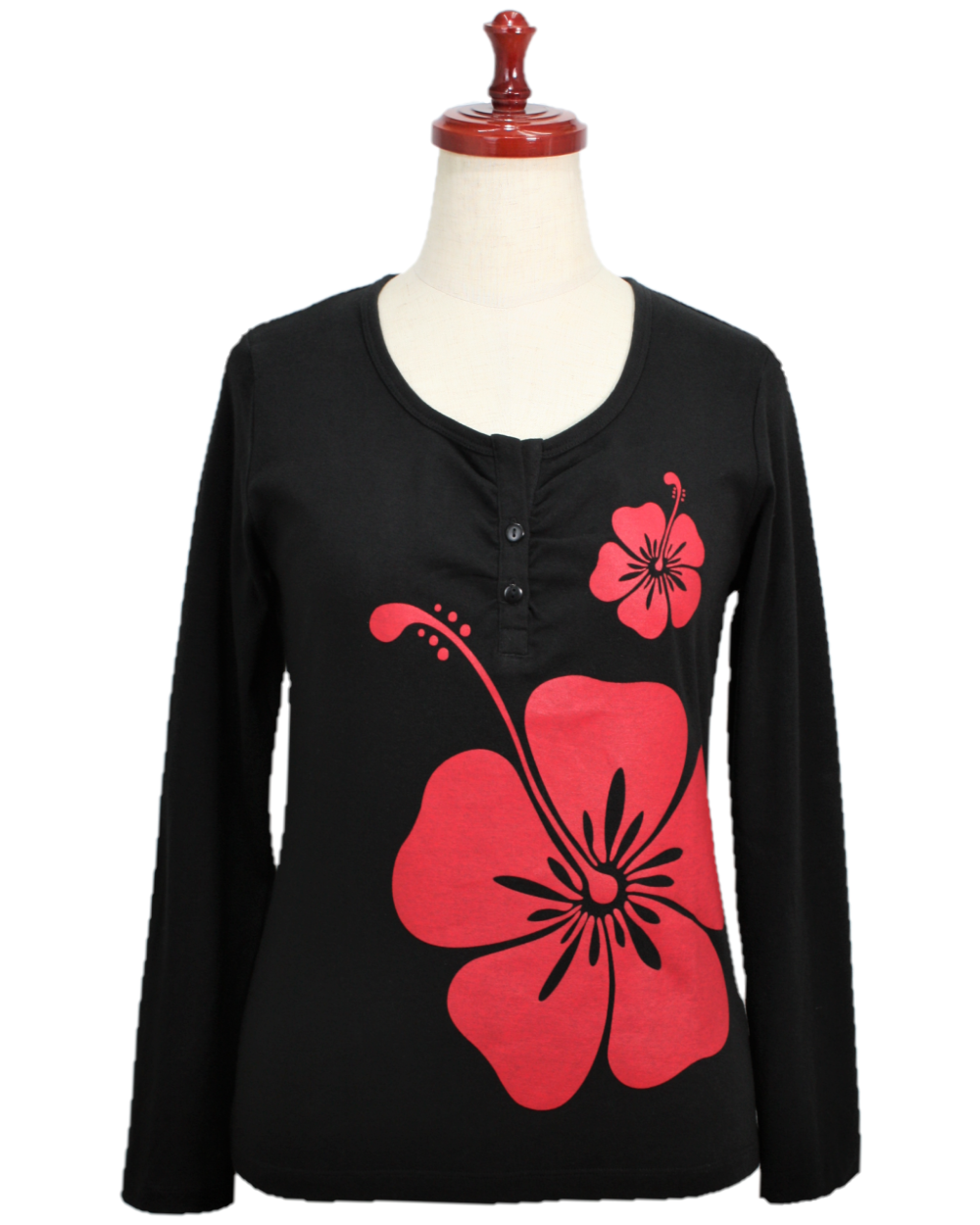 暖かい長袖のＴシャツで寒い日のレッスンも楽しくなる、黒地に大きな赤いハイビスカス模様の長袖シャツ