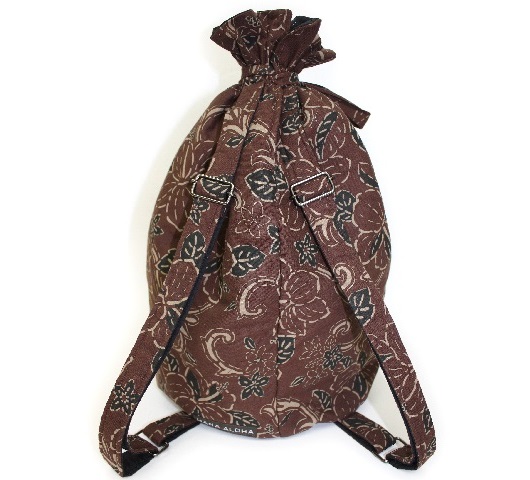 茶色地に、刺し子風総柄模様のリュックタイプのイプケ－ス