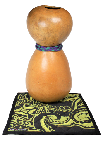 イプへケマットPale(パレ)黒地に黄色のカヒコ模様