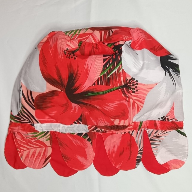 イタリアンローズ地に赤、白の大きなハイビスカスとシダ模様　Hana aloha オリジナルの花びらタイプ。
