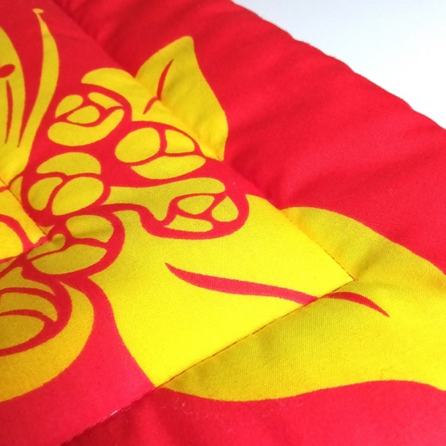 《カーニバルレッド地にイエロ－のレフア模様 》 スヘケマットPale-0103