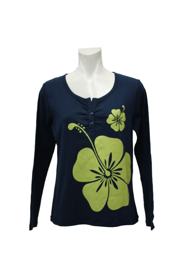 濃紺地に、イエロ－のハイビスカス模様。暖かい長袖。着やすい前ボタンがうれしい。