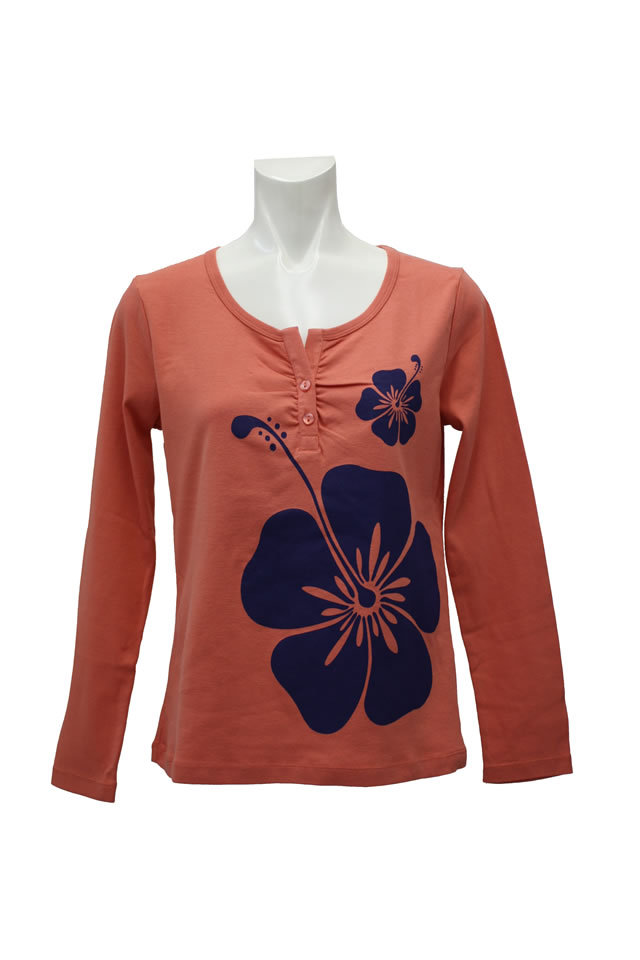 コ－ラルピンク地にインディゴブル－のハイビスカス模様。暖かい長袖。着やすい前ボタンがうれしい。