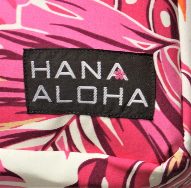 生成り地にピンク、オレンジ。えんじの大きなラウアエの葉模様がすてきなポケットいっぱいのバッグ