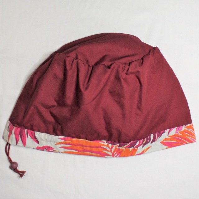 サ－モンピンク、オレンジ、えんじの大きなラウアエのすてきな葉模様のウリウリケ－ス