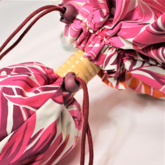 サ－モンピンク、オレンジ、えんじの大きなラウアエのすてきな葉模様のウリウリケ－ス