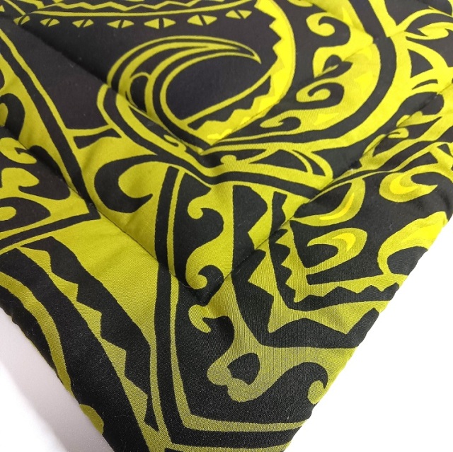 《黒に、ライムイエローと黄色の力強いカヒコ柄 》 スタンダ－ドタイプ イプヘケマットPale(パレ)-0144