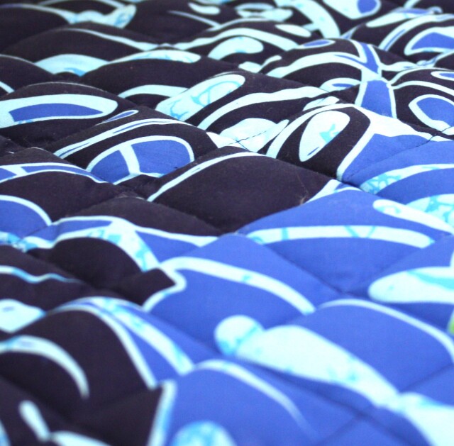 イプヘケマットPale(パレ)【HANA ALOHA】水色地に紺青と萌黄色の葉模様