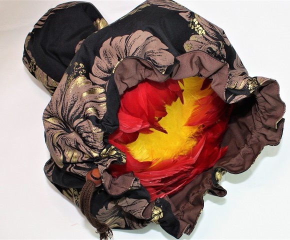 set-037  黒地にゴールドのハイビスカスと小花の鎖模様が気品漂う、着脱が簡単な一体型ウリウリケ－ス