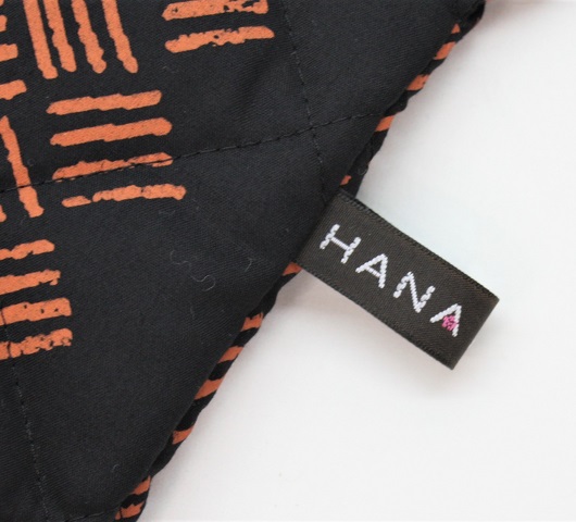 set-056　黒地にローシェンナ色の4本のラインでの市松模様がすてきな、使いやすいカラアウケ－ス。