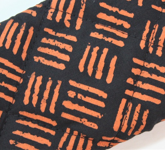 set-056　黒地にローシェンナ色の4本のラインでの市松模様がすてきな、使いやすいカラアウケ－ス。