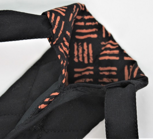 set-056　黒地にローシェンナ色の4本のラインでの市松模様がすてきな、使いやすいカラアウケ－ス。