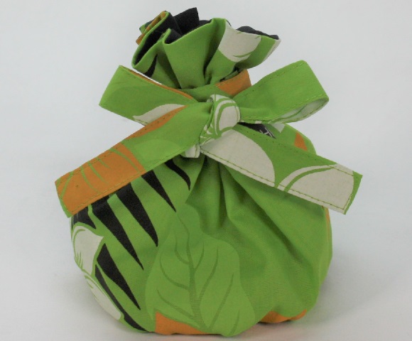 set-059　黄緑地に、白とパンプキカラ－のプルメリア模様。裏地の黒とのコントラストがすばらしい使いやすいイリイリケ－ス