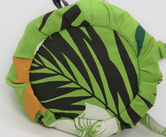 set-059　黄緑地に、白とパンプキカラ－のプルメリア模様。裏地の黒とのコントラストがすばらしい使いやすいイリイリケ－ス