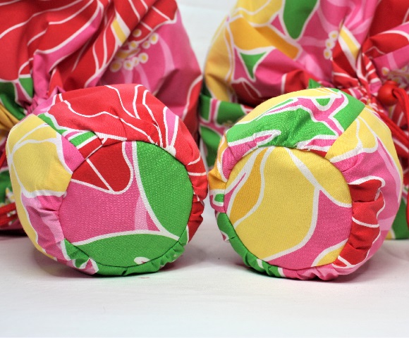 set-097-ピンク地に、白い縁取りの赤い大きなハイビスカス模様がポイントの、丁寧に作られたウリウリケ－ス