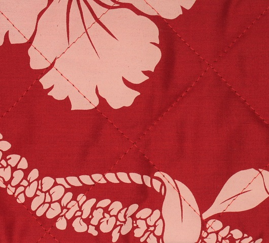 set-081  赤地にコーラルシェル色のハイビスカスと小花のチェ－ン柄がかわいいプイリケ－スです。