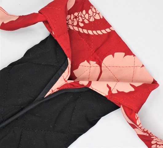 set-081  赤地にコーラルシェル色のハイビスカスと小花のチェ－ン柄がかわいいプイリケ－スです。