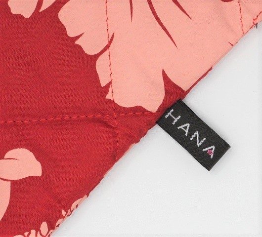 set-081  赤地にコーラルシェル色のハイビスカスと小花のチェ－ン柄がかわいいプイリケ－スです。