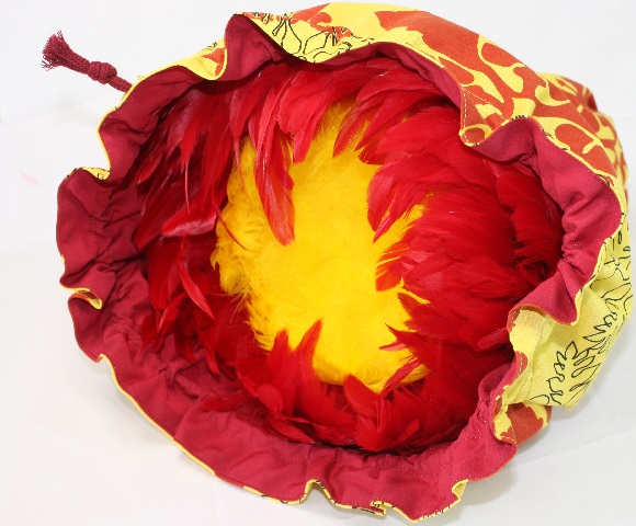 set-086　　山吹色地にえんじと黒いラインのカヒコ模様。着脱が簡単な一体型ウリウリケ－ス