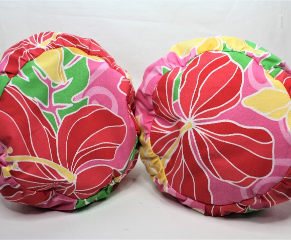 set-097-ピンク地に、白い縁取りの赤い大きなハイビスカス模様がポイントの、丁寧に作られたウリウリケ－ス