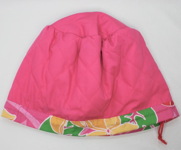 set-097-ピンク地に、白い縁取りの赤い大きなハイビスカス模様がポイントの、丁寧に作られたウリウリケ－ス