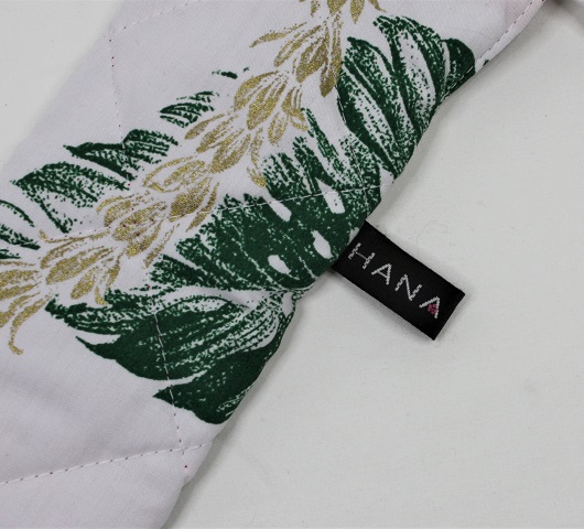 ハイビスカス模様の中を縫うゴールドの帯がすてきなカラアウケ－ス