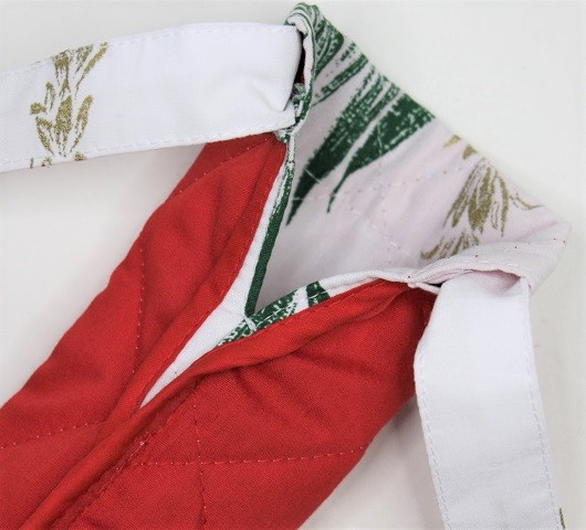 ハイビスカス模様の中を縫うゴールドの帯がすてきなカラアウケ－ス