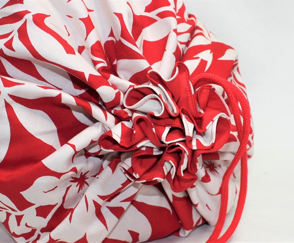 set-119  赤地に白い花と葉模様が明るい感じの、一体型のウリウリケ－ス