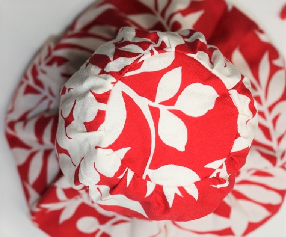 set-119  赤地に白い花と葉模様が明るい感じの、一体型のウリウリケ－ス