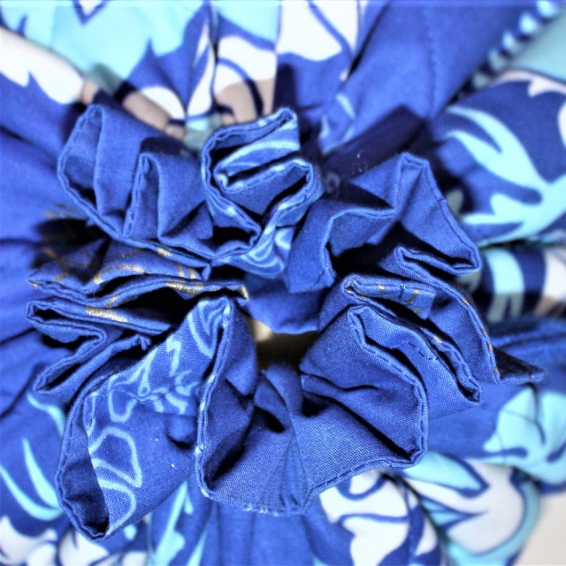 set-148 ロイヤルブル－にゴールド、白、ウェツジウッドブル－のキルト柄のイプケ－ス。