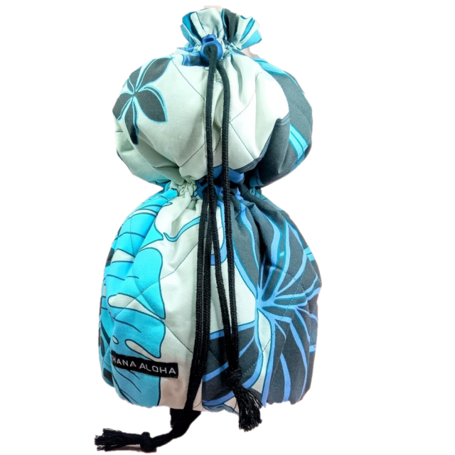 set-158-イプケース きんちゃくタイプ  全部キルト《S・M・Lサイズ》インクブラック地にウィンタ-スカイ色の葉、プルメリアの小花模様