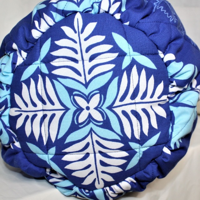 set-148 ロイヤルブル－にゴールド、白、ウェツジウッドブル－のキルト柄のイプケ－ス。