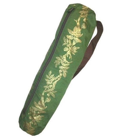 緑地にゴールドのボーダ－柄。便利な肩紐付きのパウスカ－トケ－ス