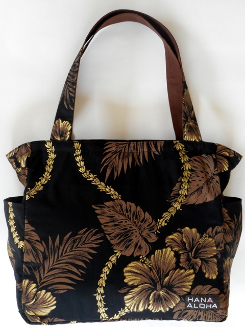 容量たっぷり、HANAALOHAオリジナルのレッスンバッグ　黒地にゴールドのハイビスカス模様