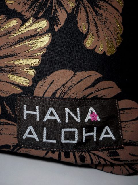 容量たっぷり、HANAALOHAオリジナルのレッスンバッグ　黒地にゴールドのハイビスカス模様