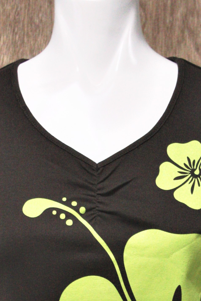 半袖 茶色のフラTシャツ vネックギャザー 黄緑のハイビスカス柄
