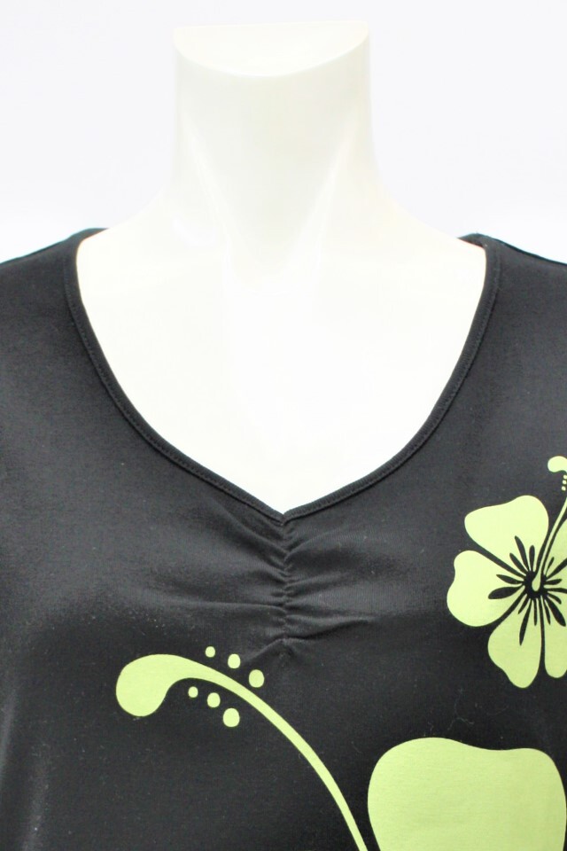 半袖 黒のフラTシャツ vネックギャザー 若葉色のハイビスカス柄