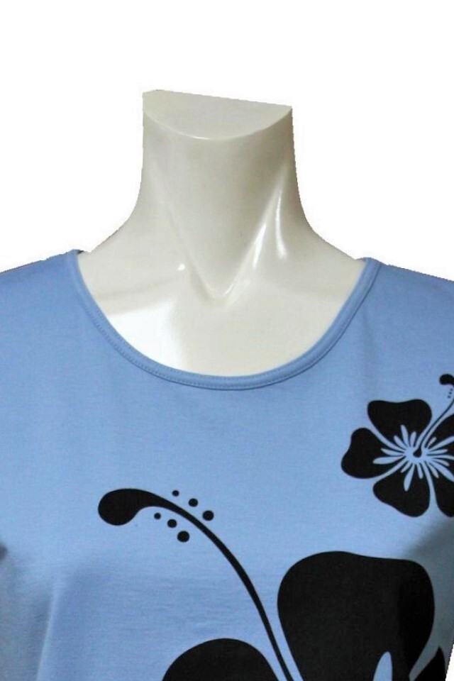 フラTシャツ【HANA ALOHA】スカイブルーに、黒のハイビスカス柄のフラダンスTシャツです。フラのレッスンや普段着に、大活躍のフラTシャツです。 フラTシャツ【HANA ALOHA】スカイブルーに、黒のハイビスカス柄のフラダンスTシャツです。フラのレッスンや普段着に、大活躍のフラTシャツです。