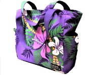 華やかな紫地に白とピンクのハイビスカス。山吹色のチェ－ンがアクセントのポケットいっぱいの大型バッグ