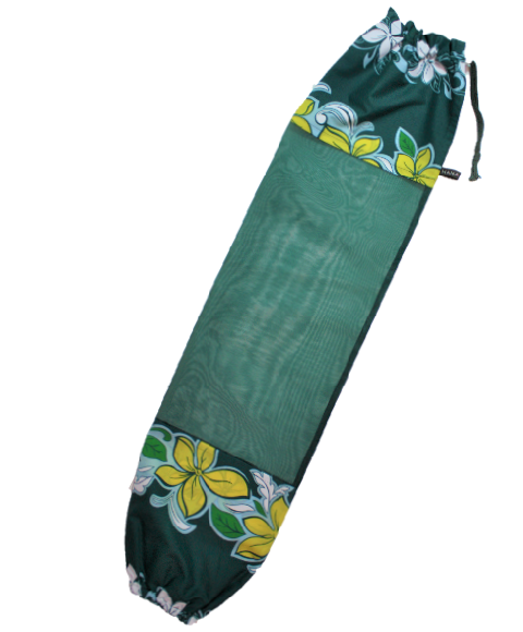 グリ－ン地に、黄色と水色のプルメリア模様。オ－ガンディ－使用のパウケ－ス