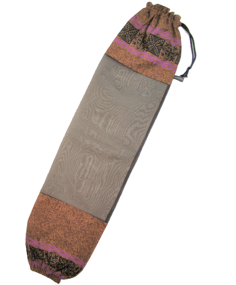 茶色地に黒、ピンク、のカヒコ模様のボーダ－柄。オ－ガンディ－使用のパウケ－ス