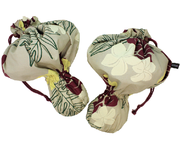 着脱が楽な一体型ウリウリケ－ス。ベージュ地にえんじのモンステラと白＆クリ－ム色のプルメリア模様