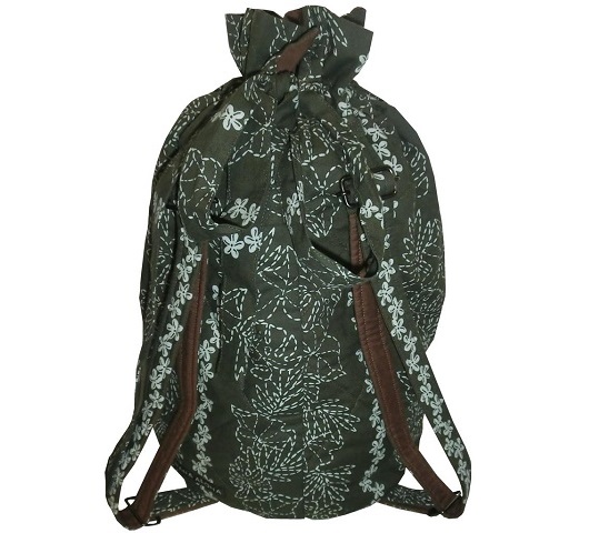 濃いヨモギ色地に刺し子風の総柄が映える、リュックタイプのイプケ－ス