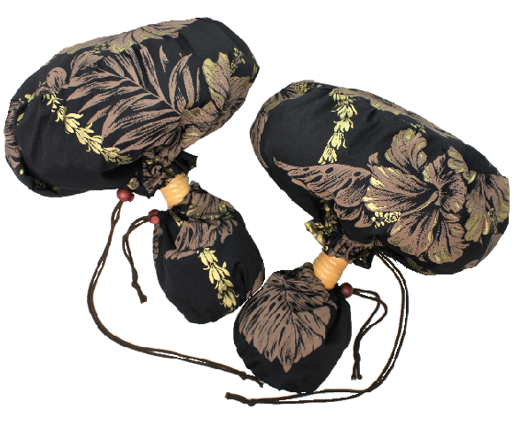 黒地にゴールドのハイビスカス模様と小花のチェ－ン柄が、とてもゴージャスな、丁寧に作られたウリウリケ－スです。