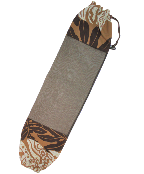 茶色地にダークブラウンのラウアエと白いカヒコ柄のオ－ガンディ－使用のパウケ－ス