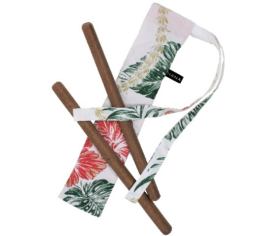 白地に赤いハイビスカス模様の中を縫うゴールドの帯がすてきなカラアウケ－ス